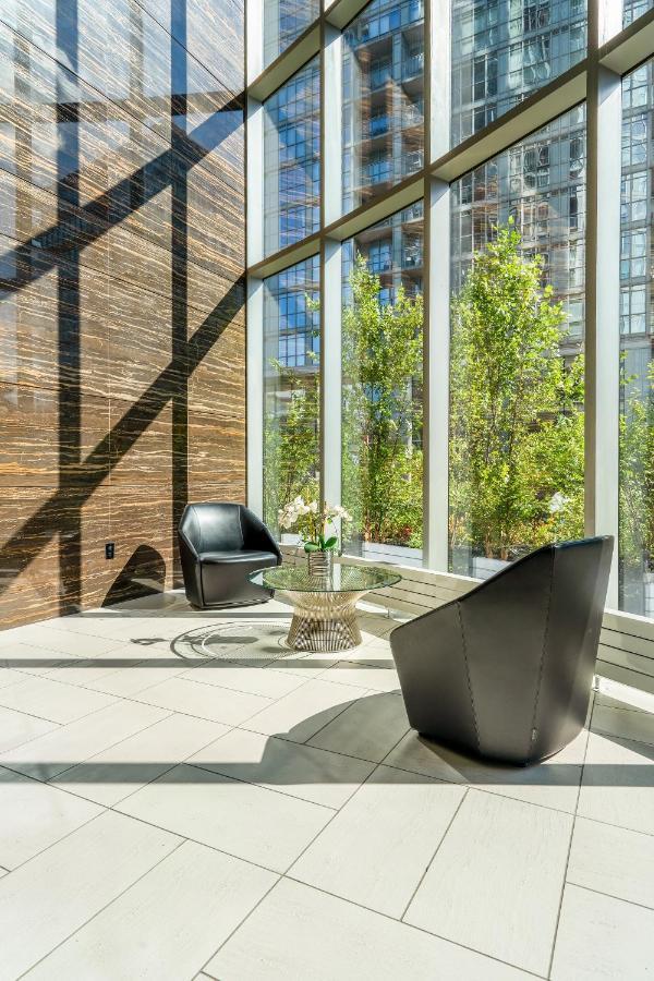 Family Oriented Downtown Toronto 2Bdrm Condo With Parking & Office Space Exterior photo
