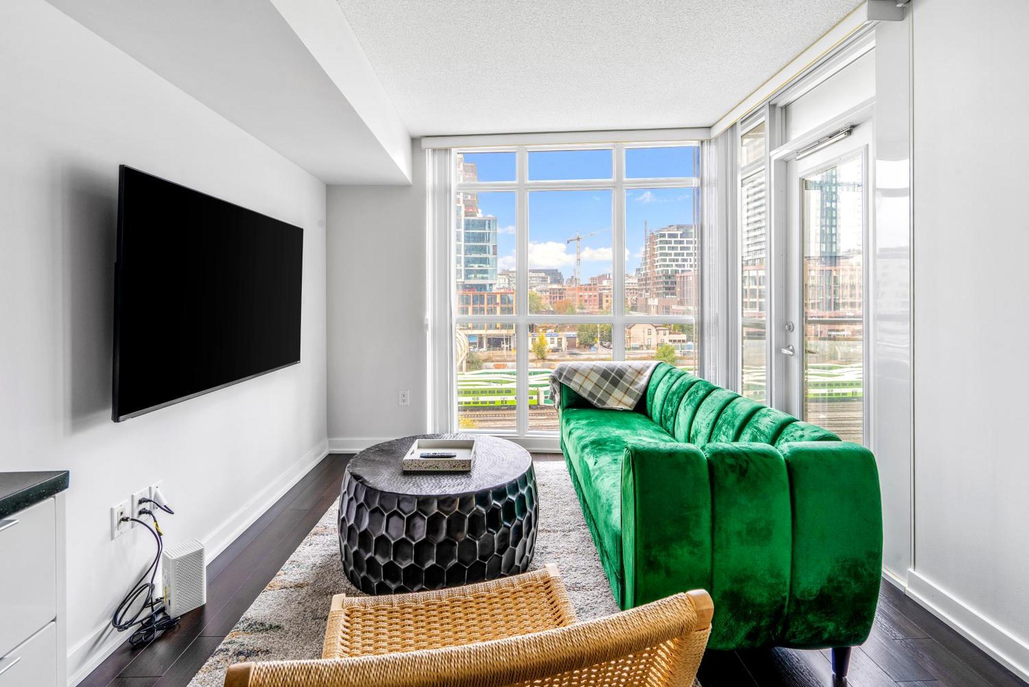 Family Oriented Downtown Toronto 2Bdrm Condo With Parking & Office Space Exterior photo